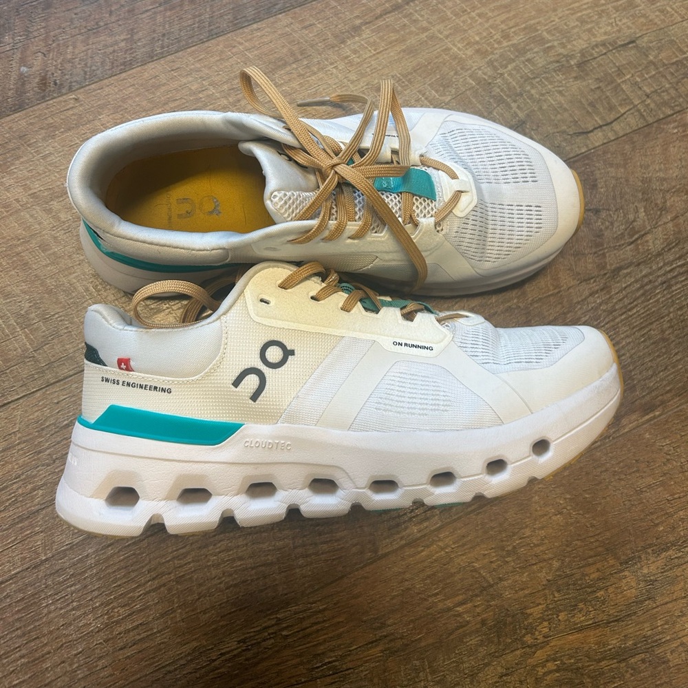 On cloud women’s sneakers size 8.5.